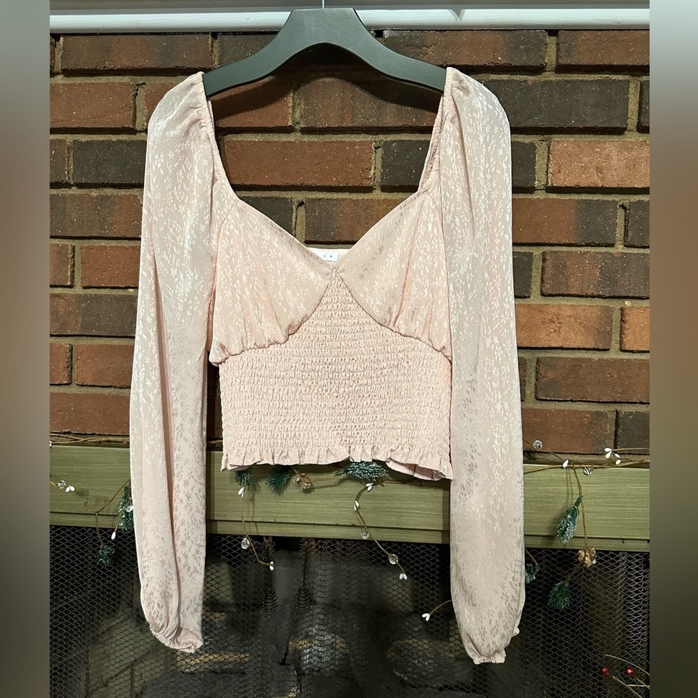 🛍️ Very cute and sexy crop top with new condition.